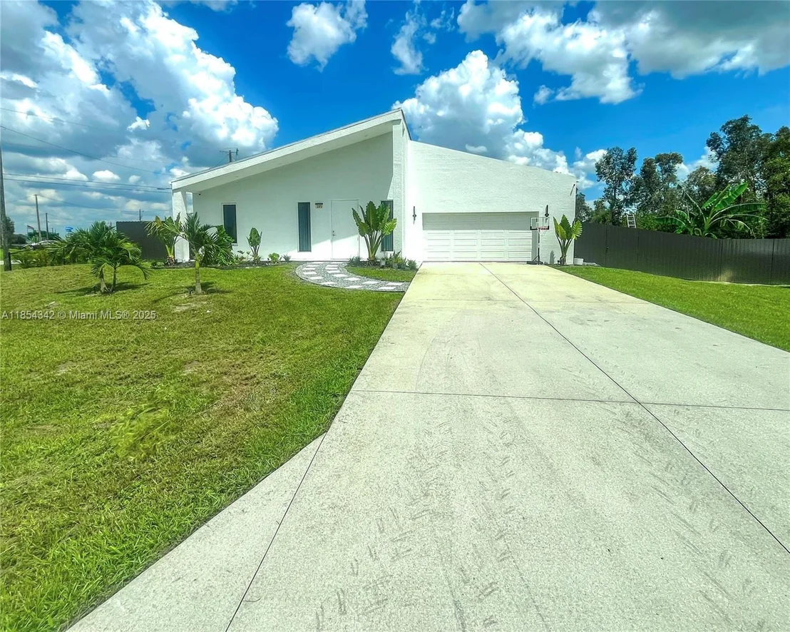 Photo of 395 Pace Avenue