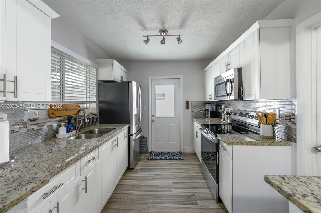 Photo of 1101 E River Dr
