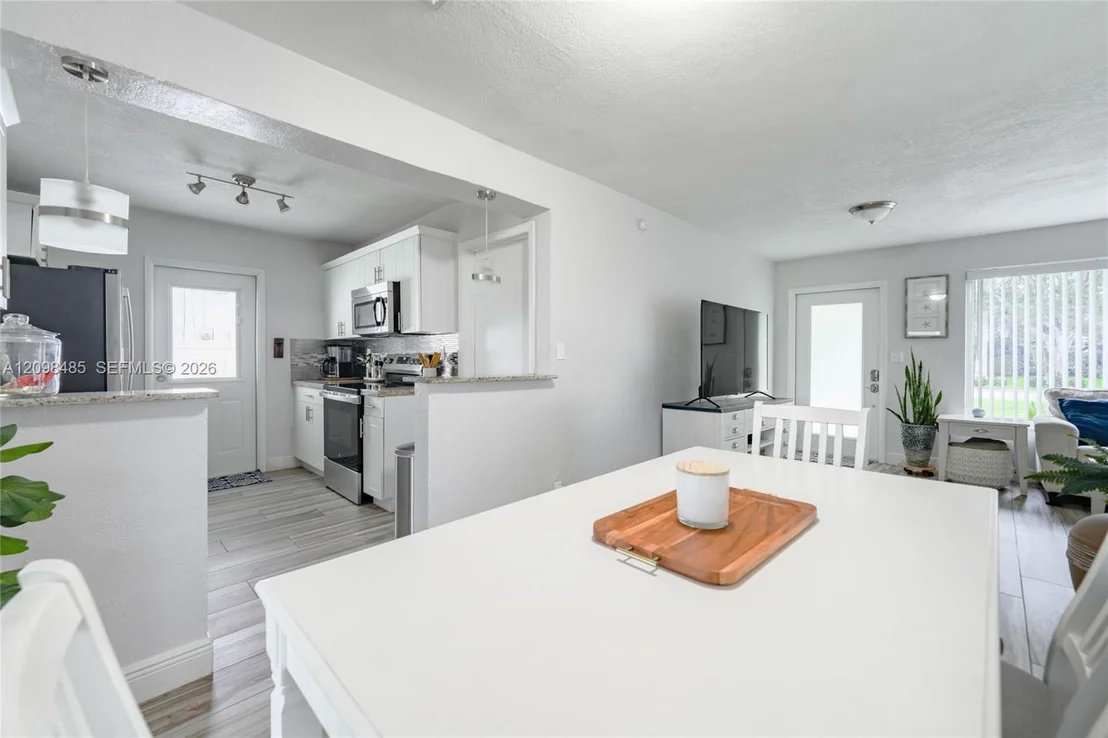 Photo of 1101 E River Dr