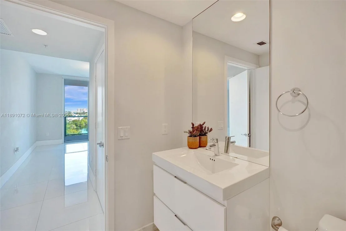 Photo of Unit 708 at 17301 Biscayne Blvd