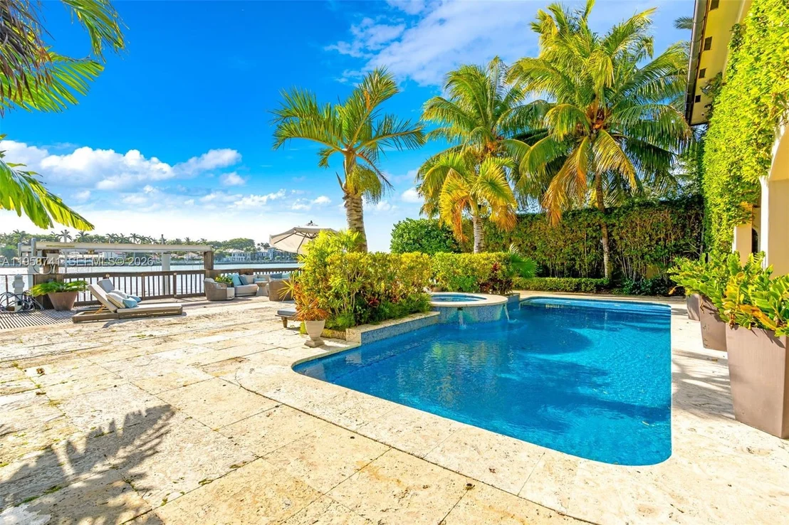 Photo of 1398 Bay Dr