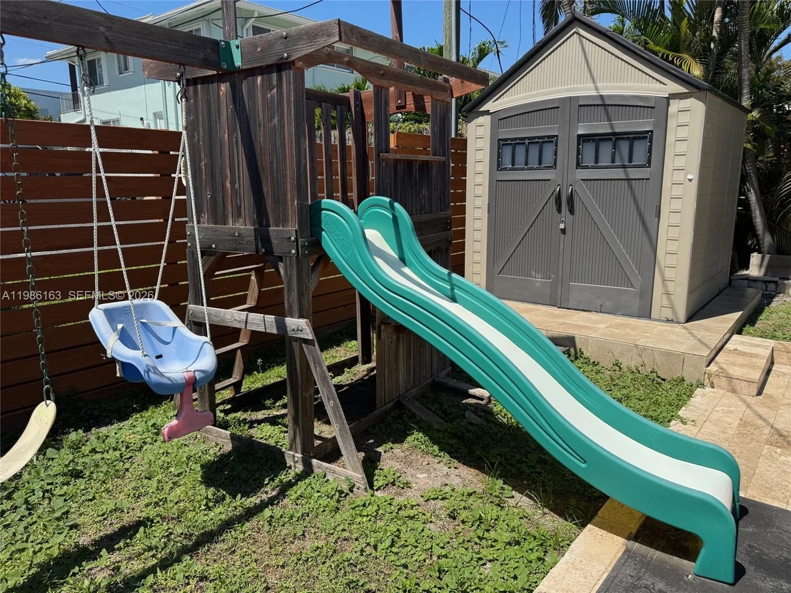 Photo of 2355 SE 7th St