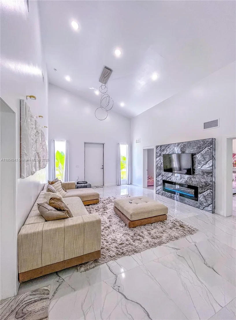 Photo of 395 Pace Avenue