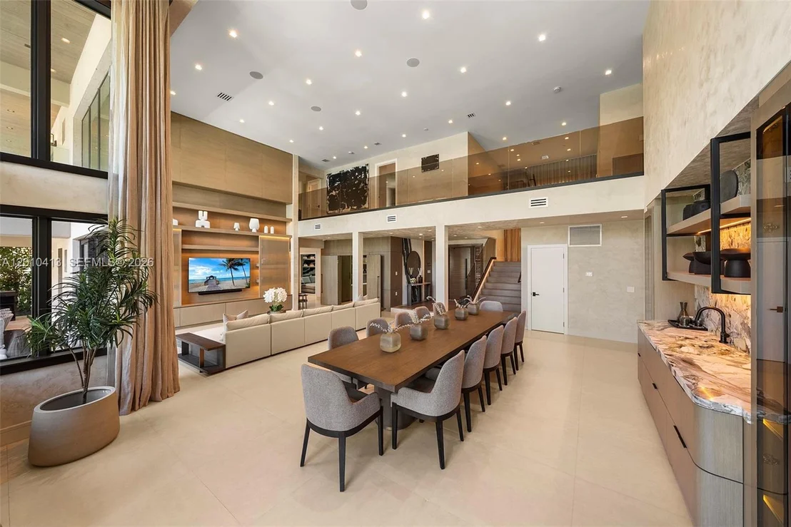 Photo of 110 Holiday Dr