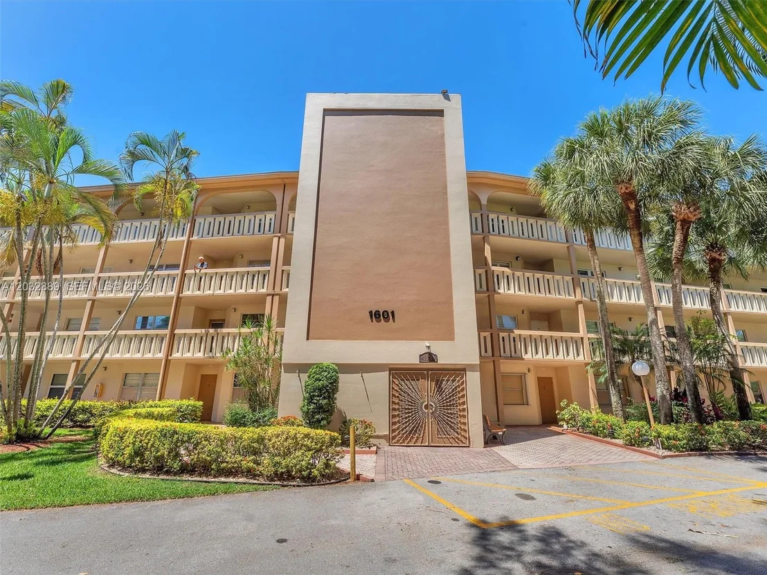 Photo of Unit F3 at 1601 ABACO DR