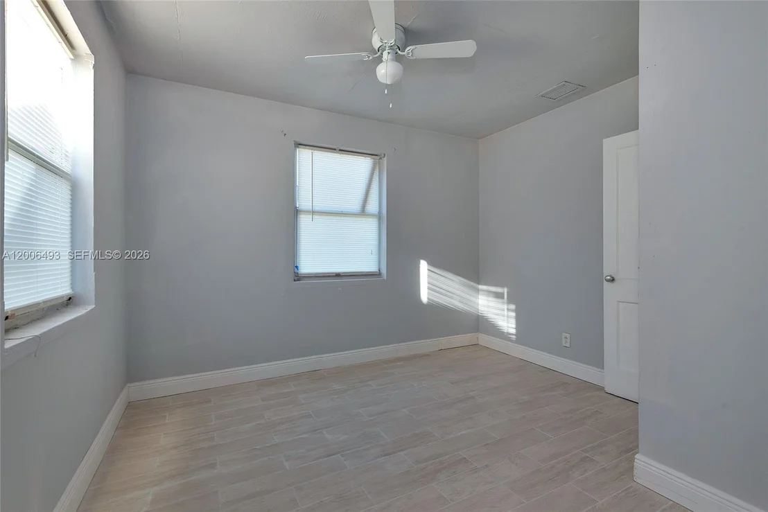 Photo of 562 W 4th St