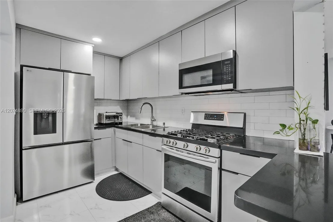 Photo of 903 W 77th St