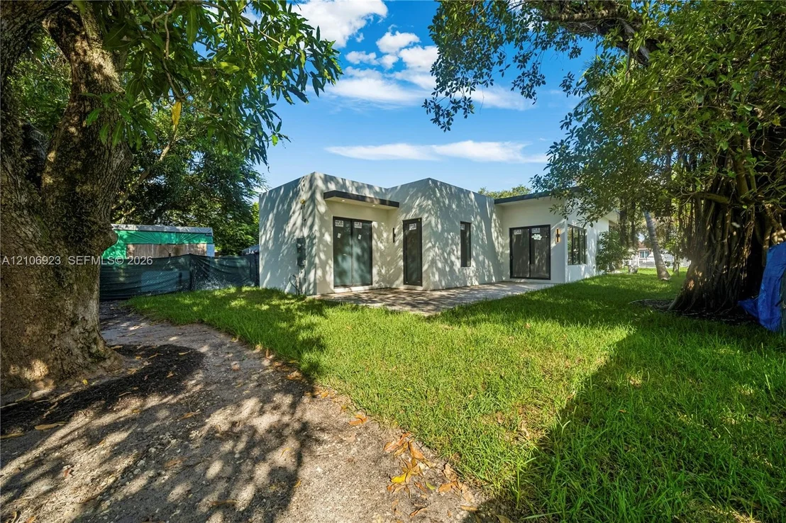 Photo of 870 Superior St