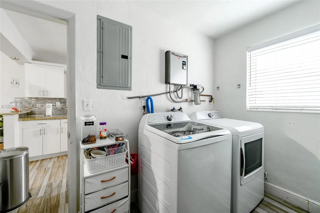 Photo of 1101 E River Dr