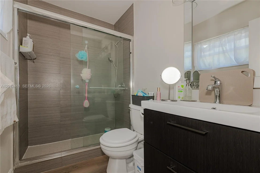 Photo of 395 W 39th Pl