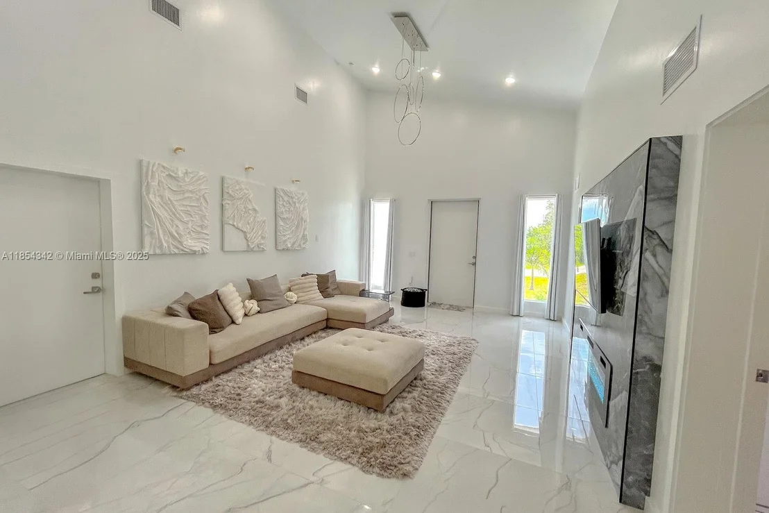 Photo of 395 Pace Avenue