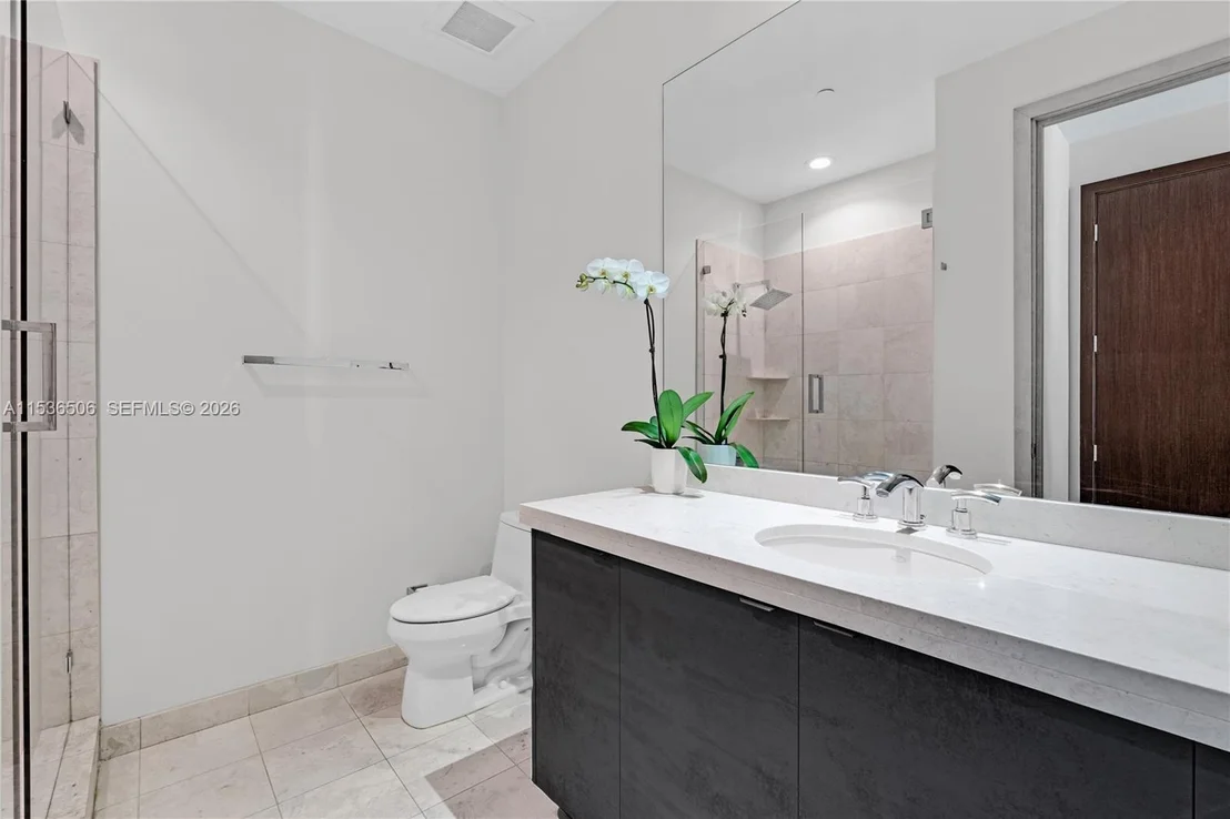 Photo of Unit 1002 at 900 Brickell Key Blvd