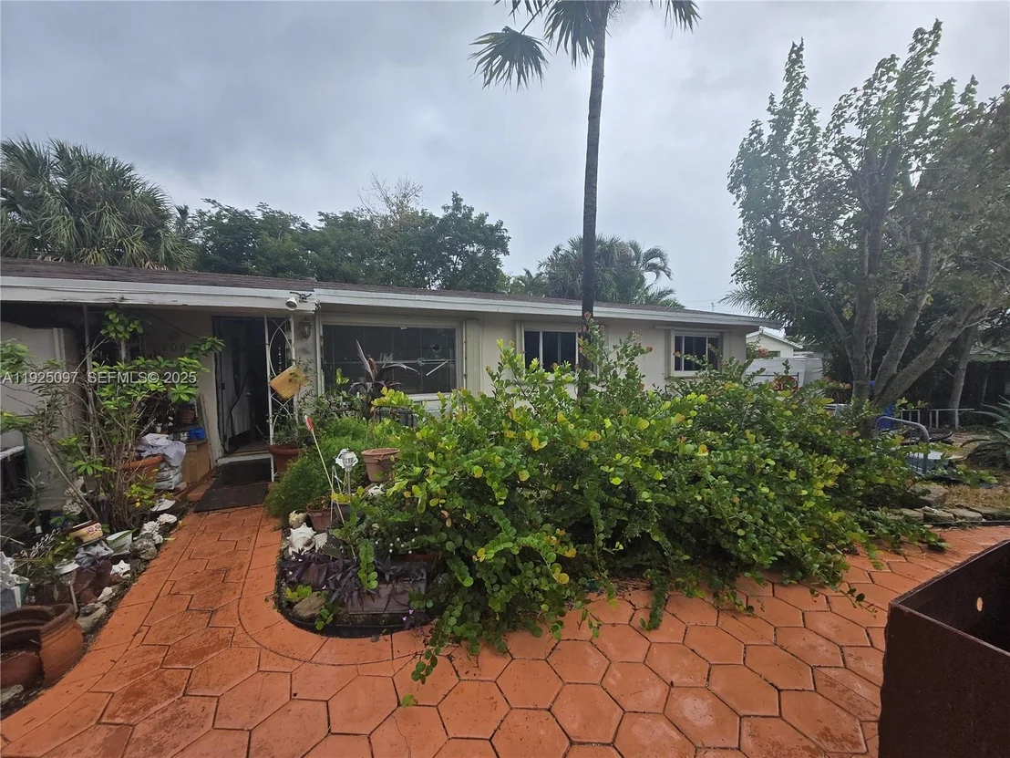 Photo of 906 NE 23rd Ter