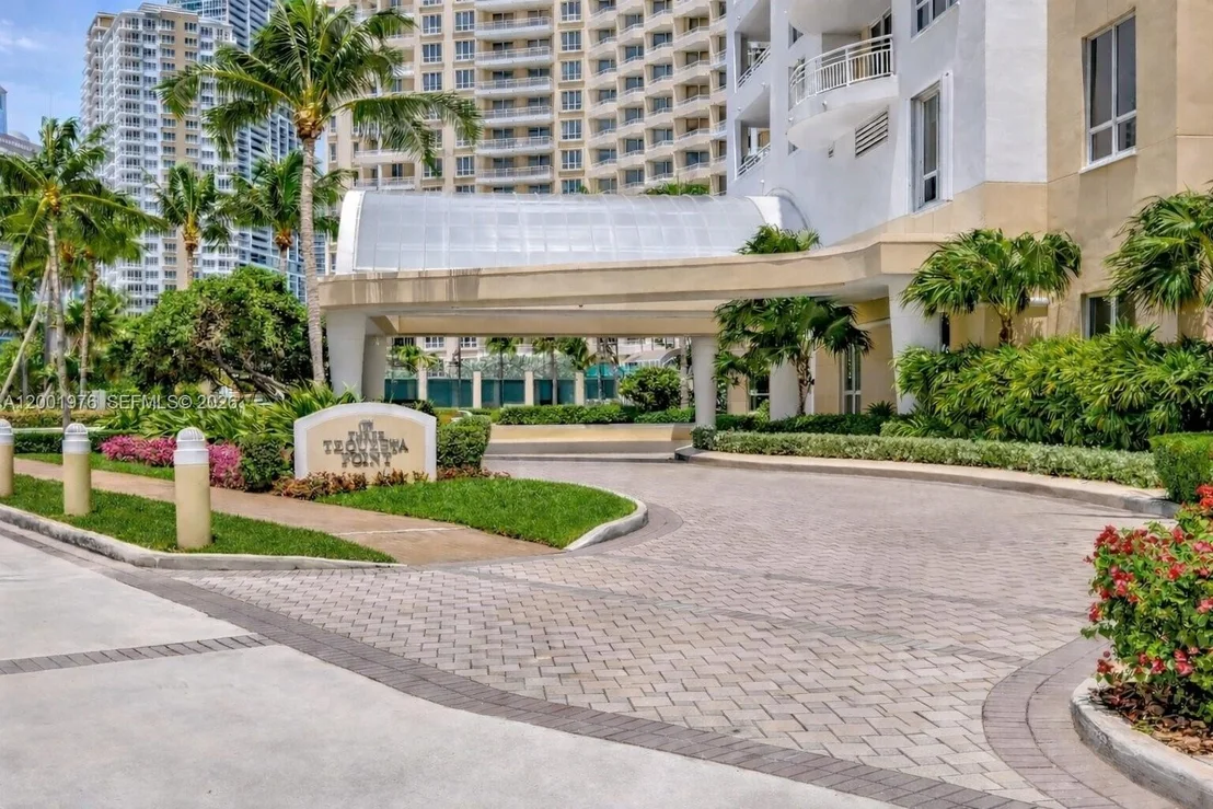 Photo of Unit 905 at 848 Brickell Key Dr