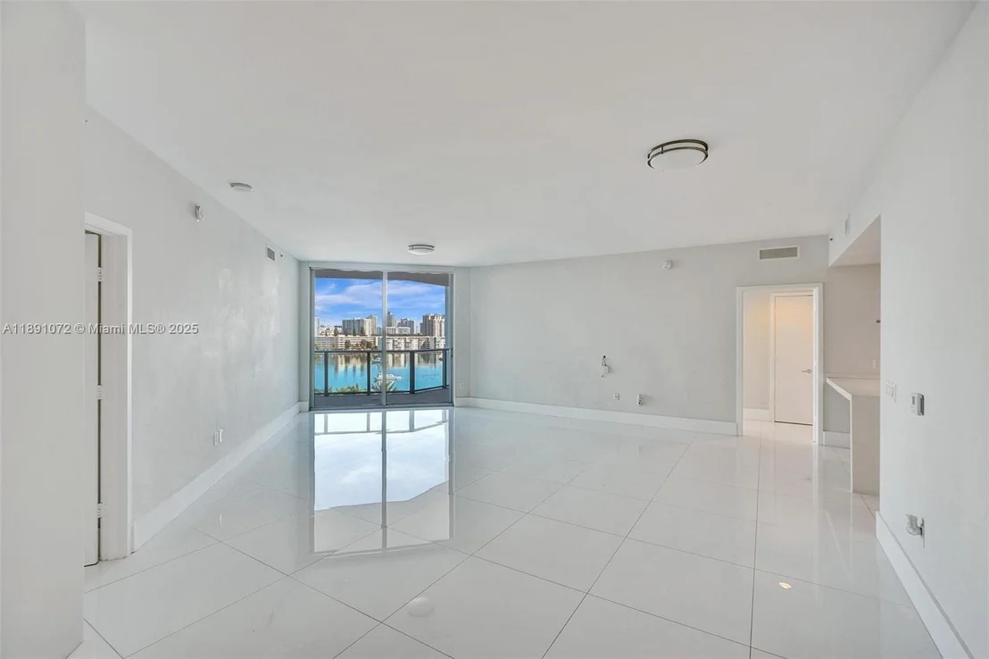 Photo of Unit 708 at 17301 Biscayne Blvd