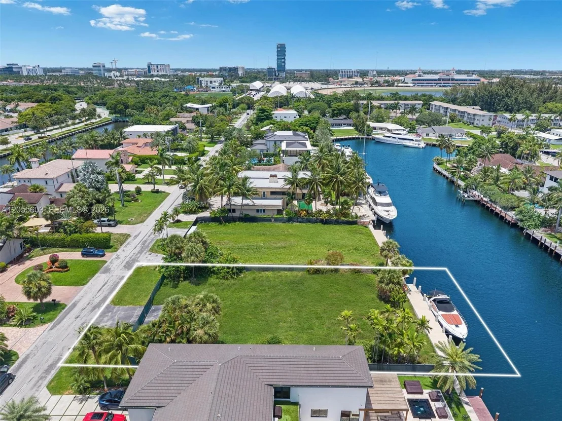 Photo of 460 Holiday Dr