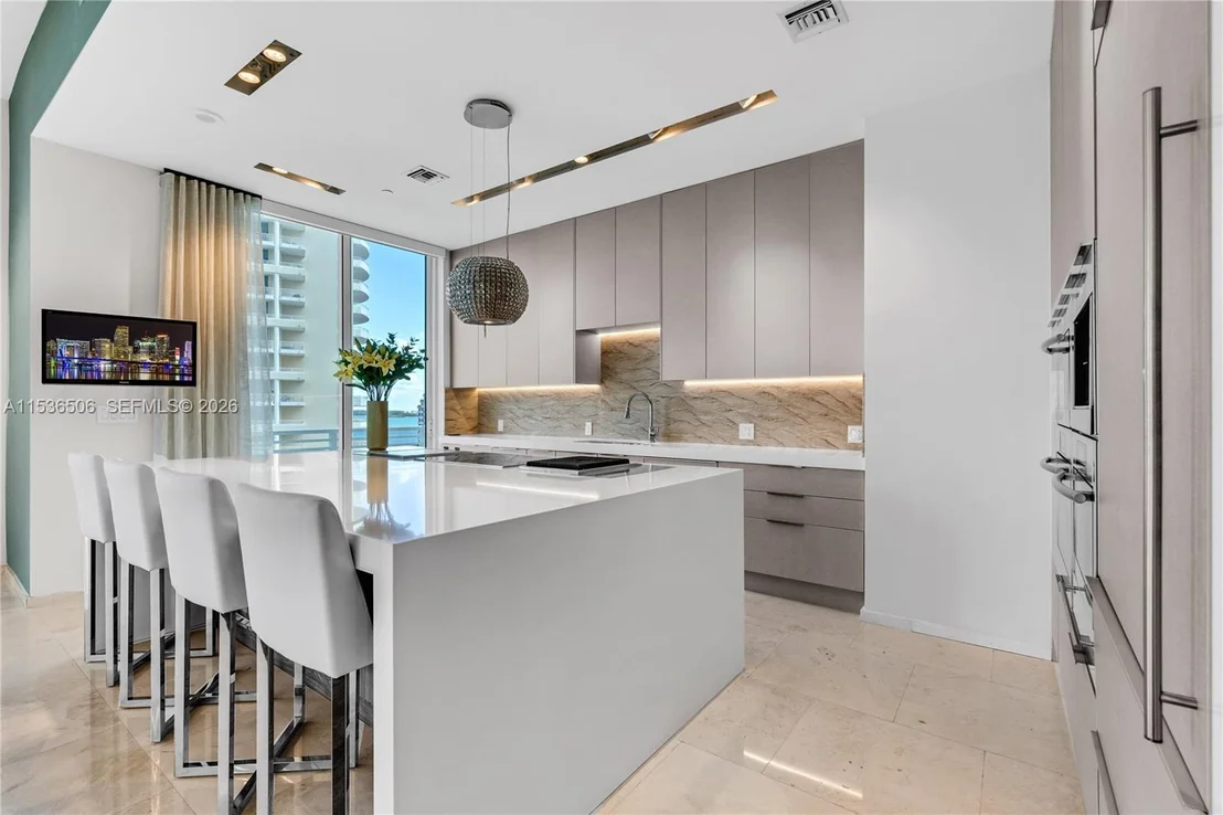 Photo of Unit 1002 at 900 Brickell Key Blvd