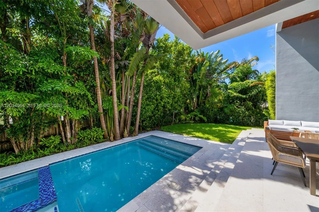 Photo of 425 Harbor Dr