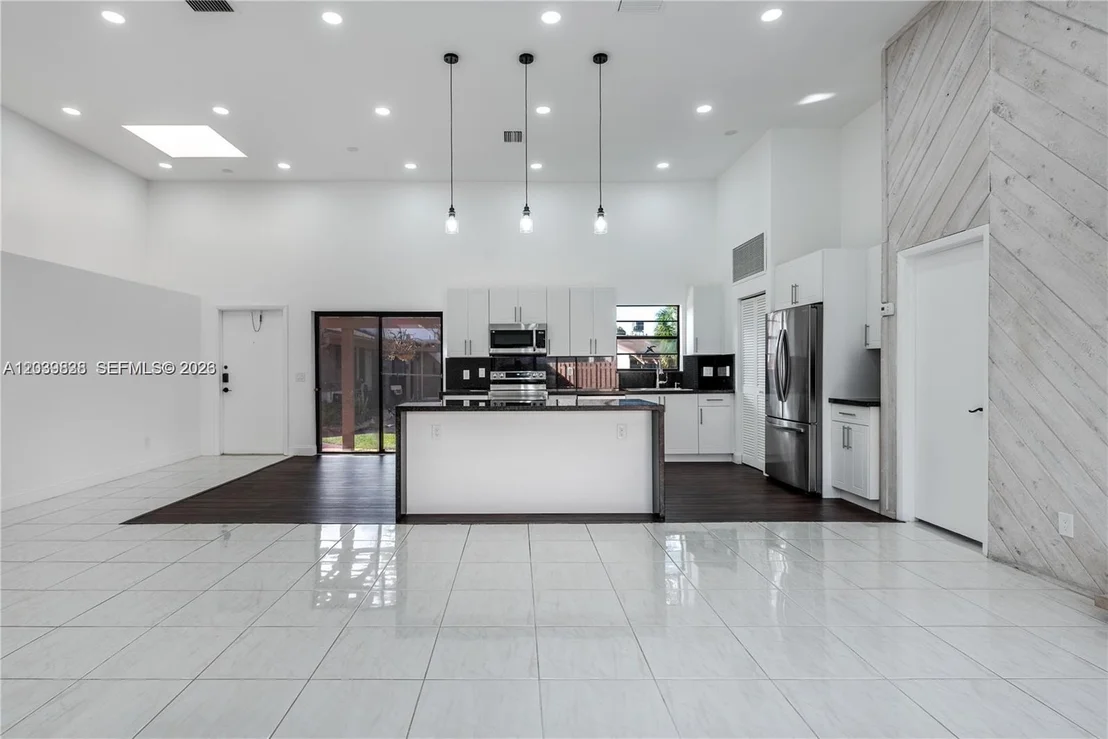 Photo of 601 Leslie Dr