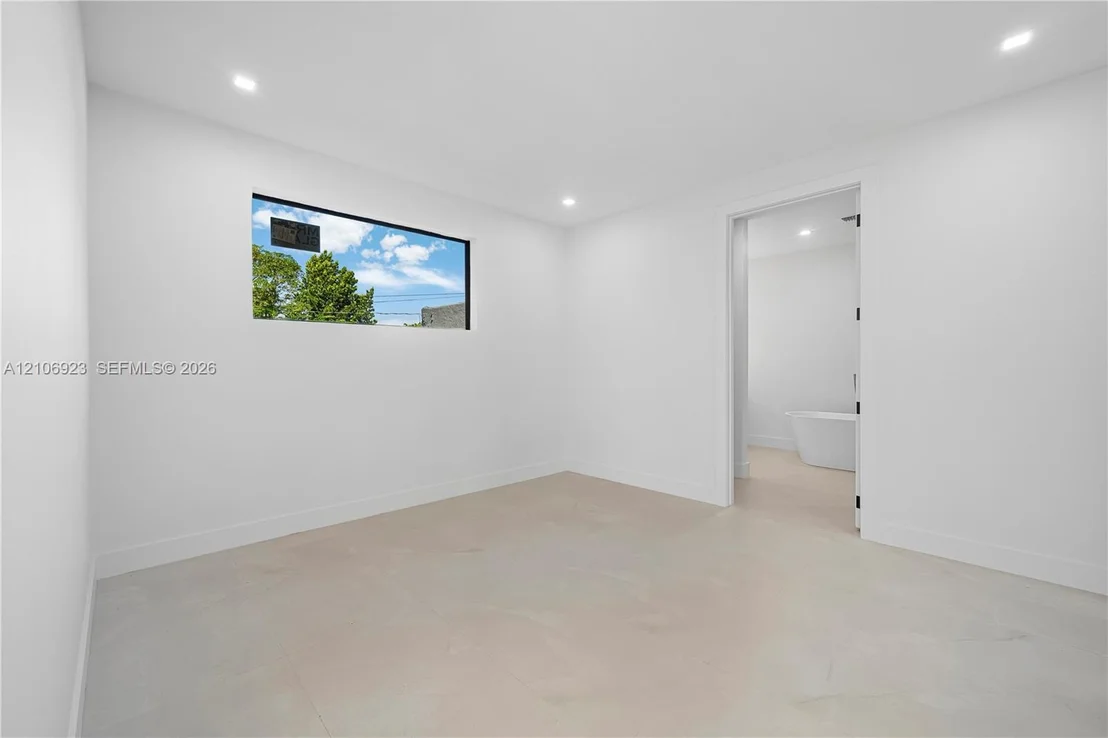 Photo of 870 Superior St