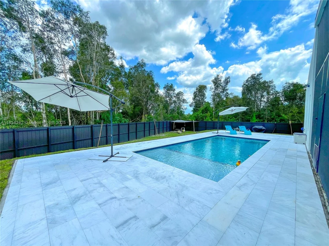 Photo of 395 Pace Avenue