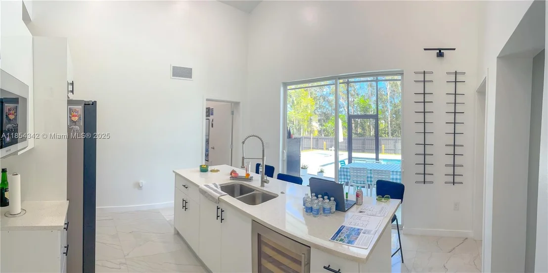 Photo of 395 Pace Avenue