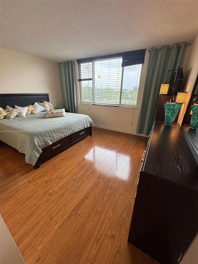 Photo of Unit 304 at 4330 Hillcrest Dr