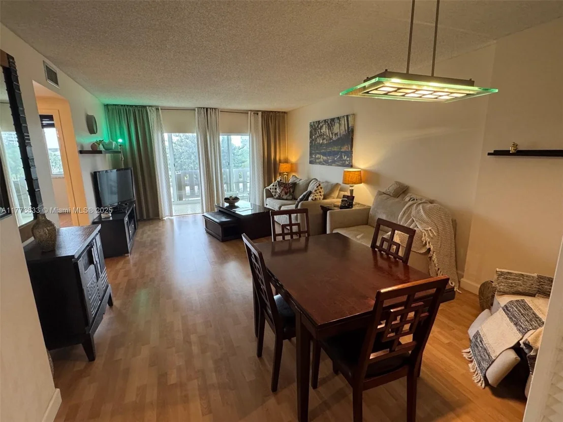 Photo of Unit 304 at 4330 Hillcrest Dr
