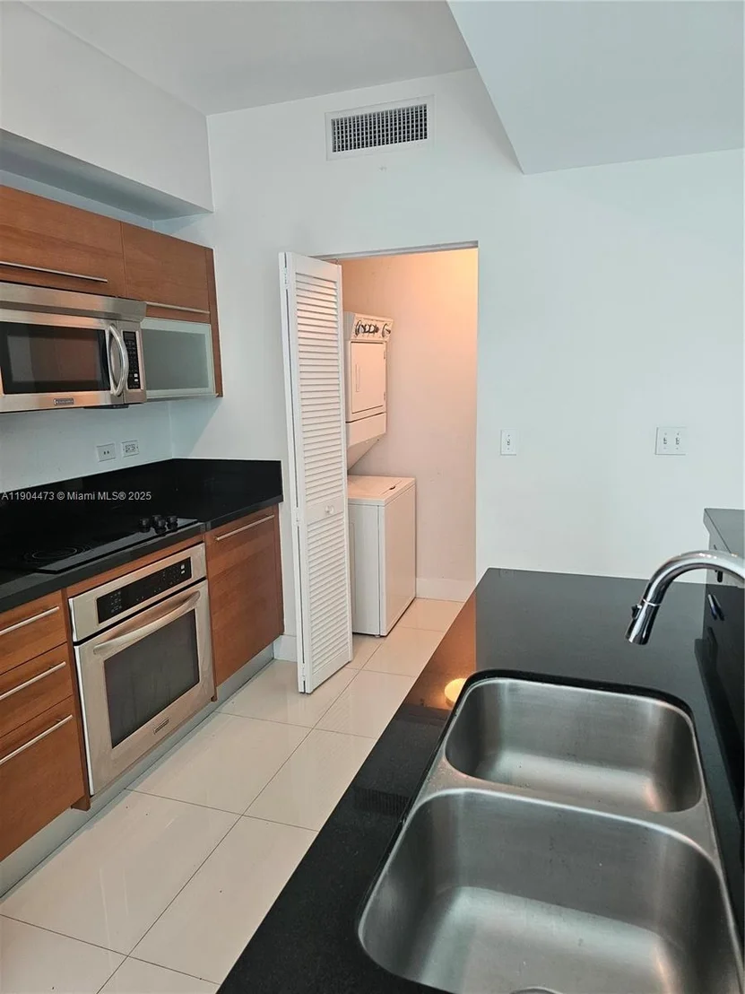 Photo of Unit 908 at 244 Biscayne Blvd
