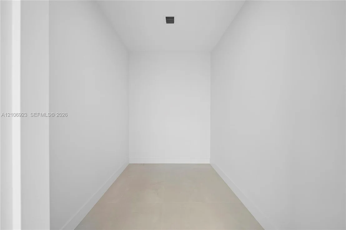 Photo of 870 Superior St