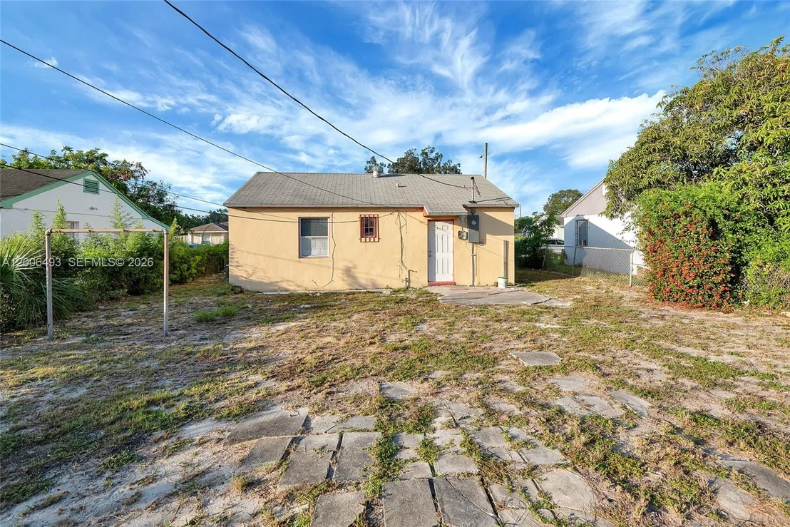 Photo of 562 W 4th St