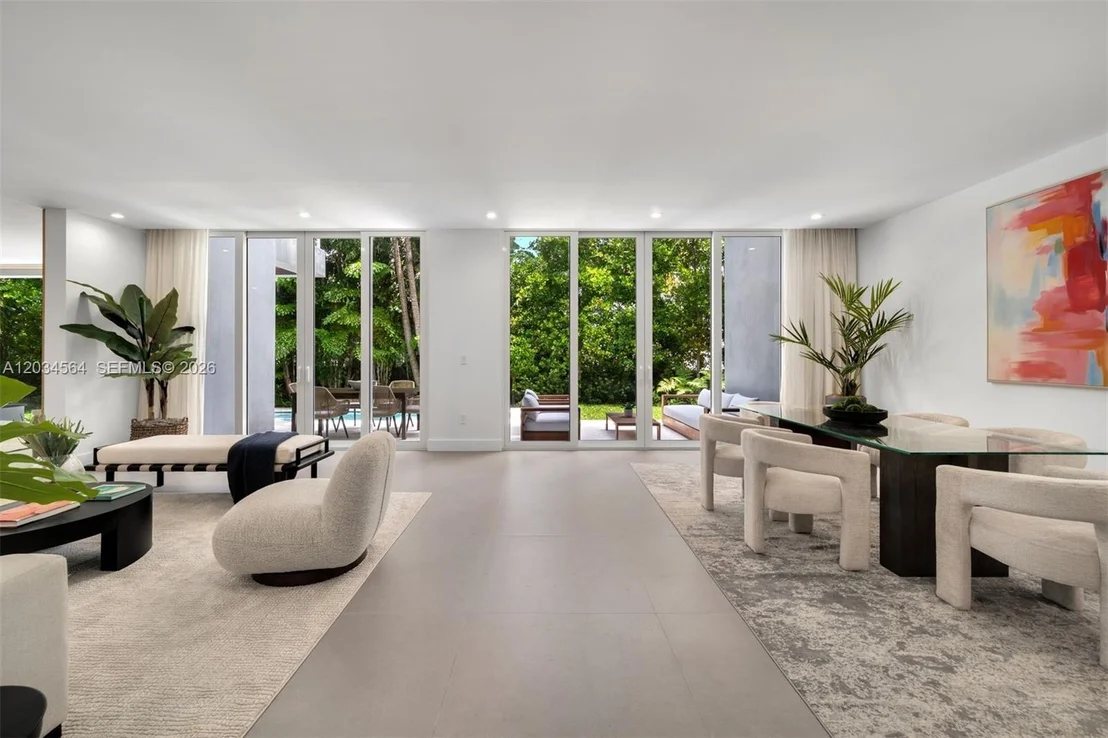 Photo of 425 Harbor Dr