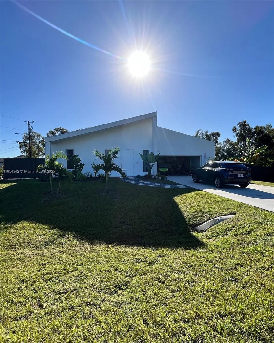 Photo of 395 Pace Avenue