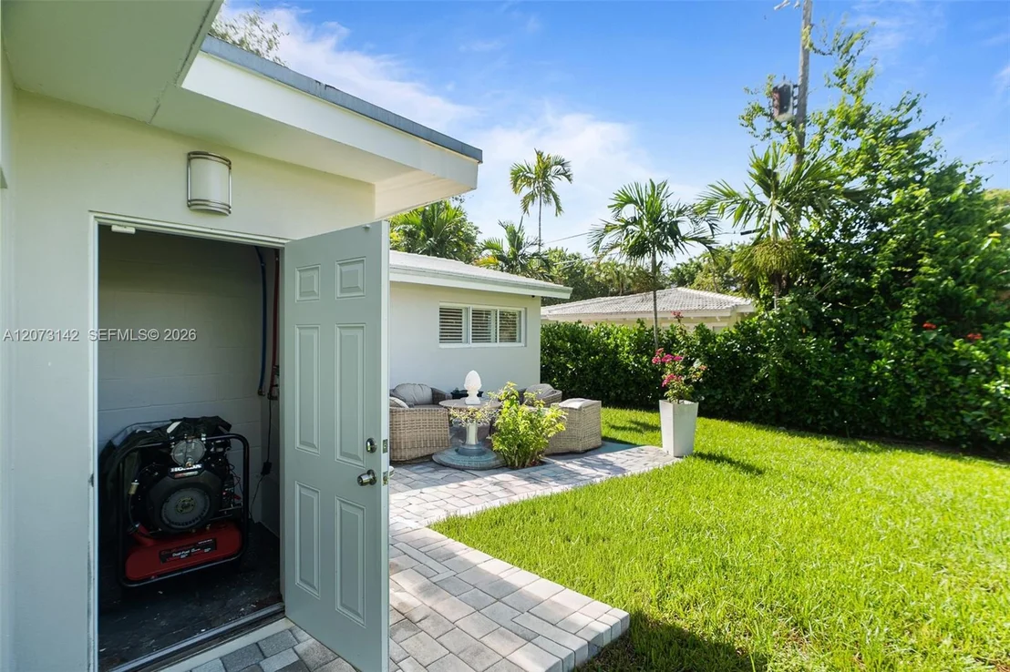 Photo of 932 Bird Rd