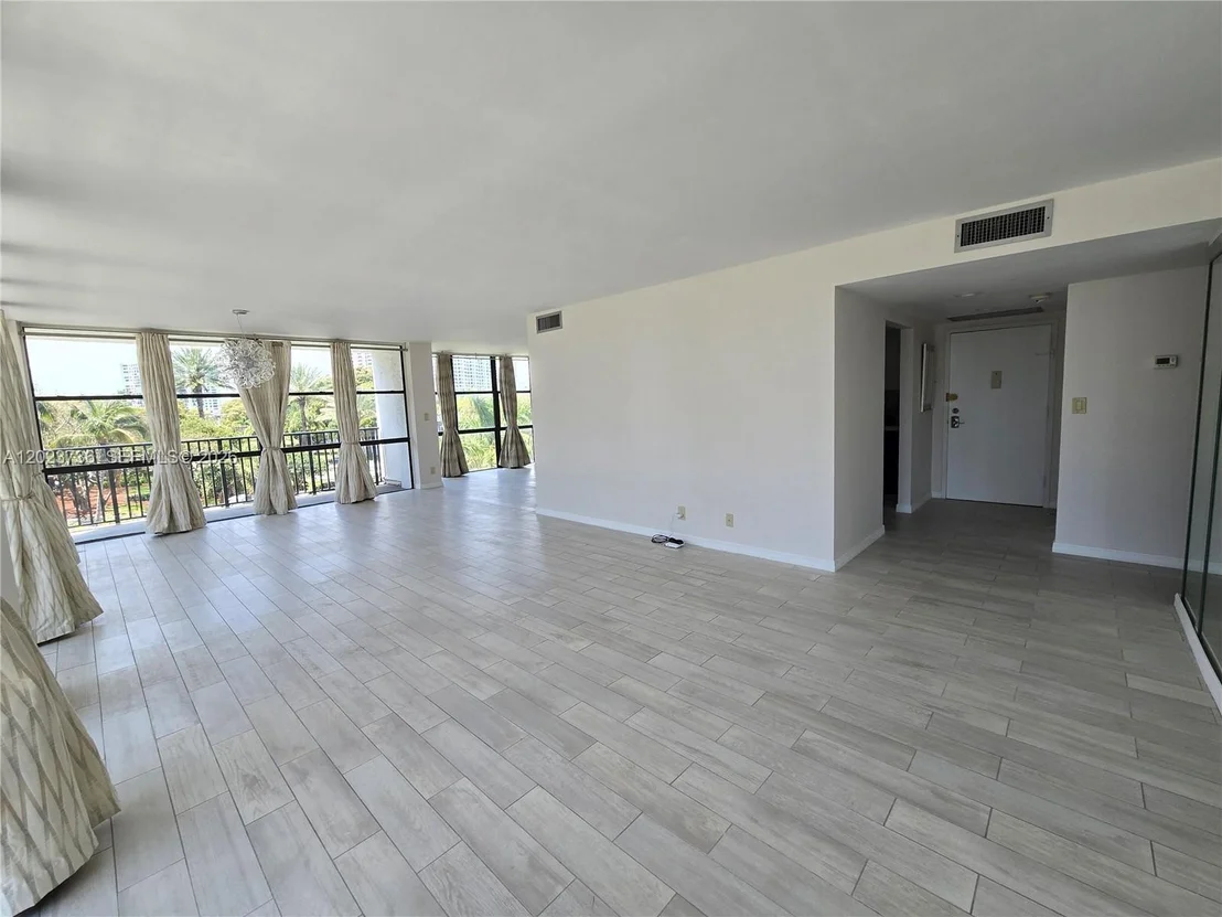 Photo of Unit 430 at 800 Parkview Dr