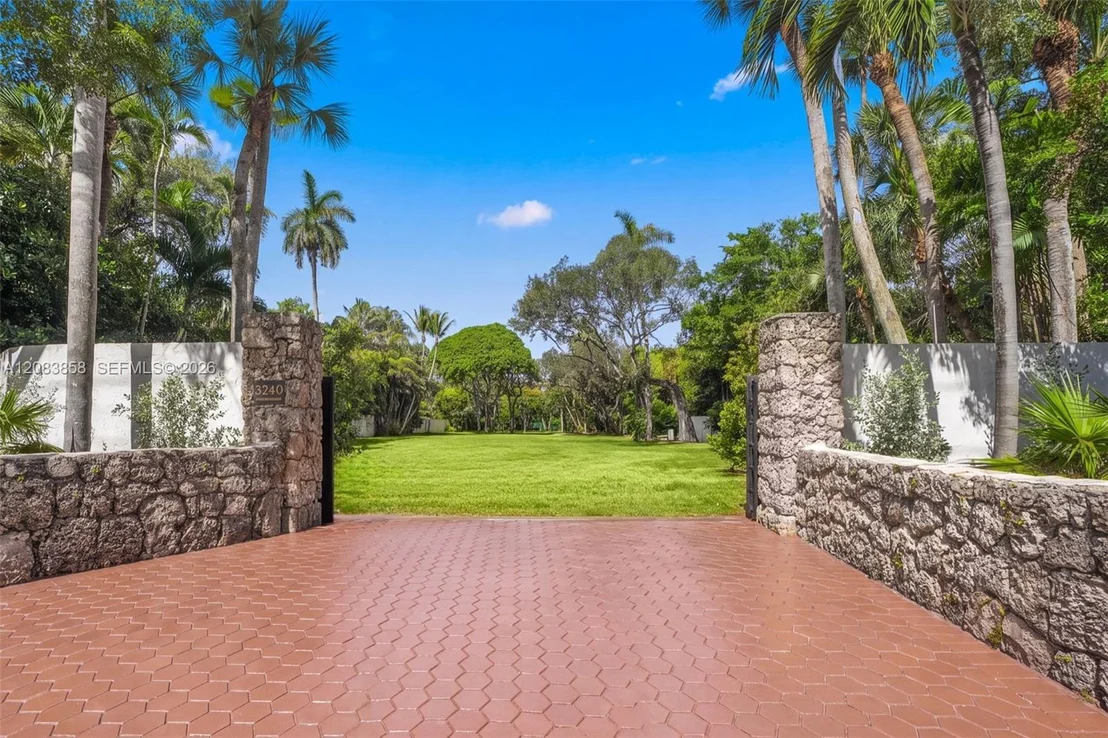 Photo of 3940 Douglas Rd