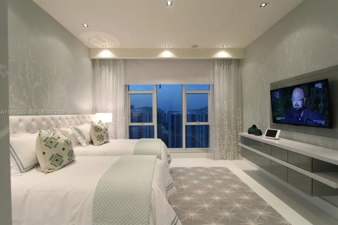 Photo of Unit PH3403 at 900 Brickell Key Blvd