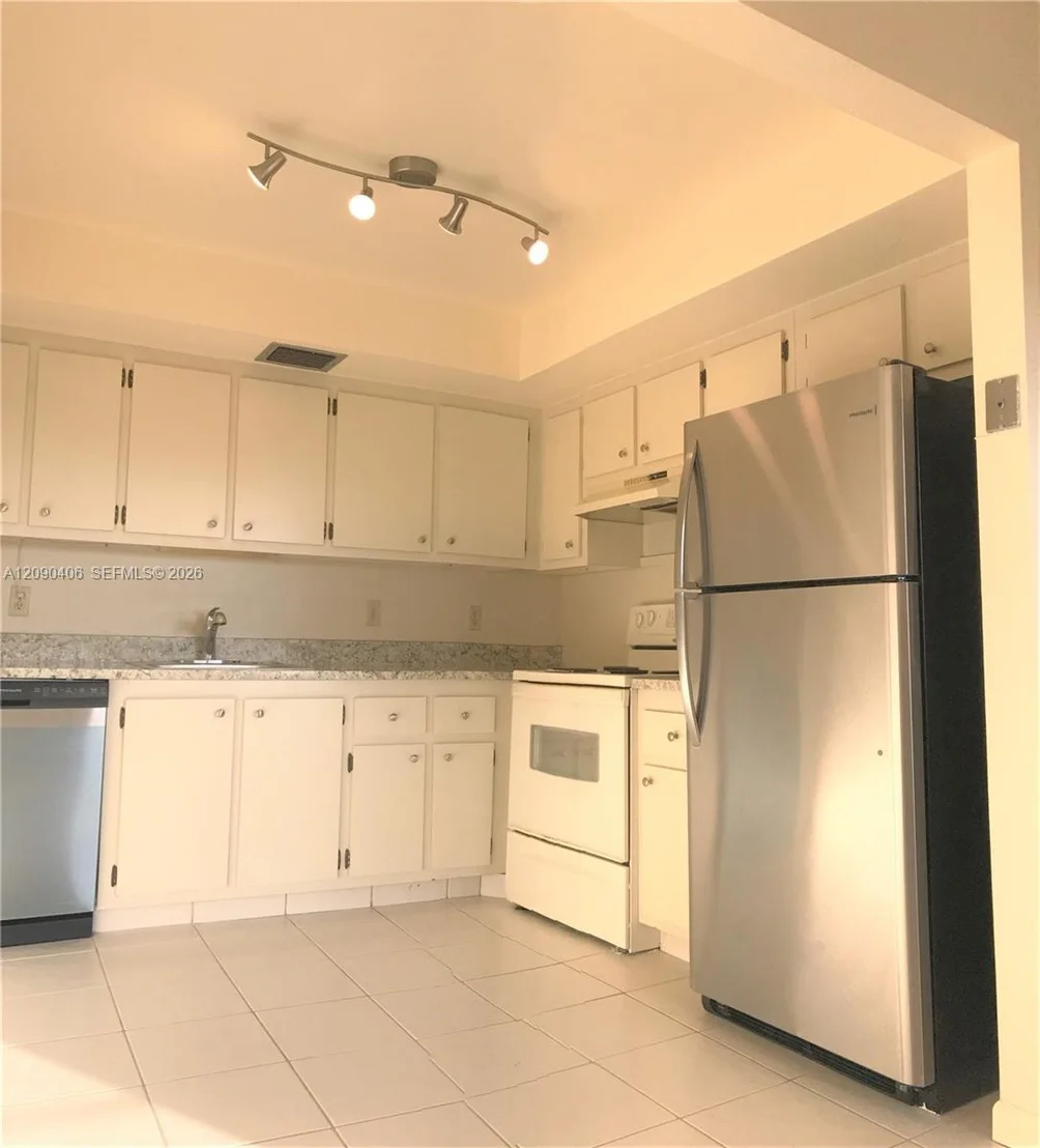 Photo of Unit D4 at 1902 Bermuda Cir