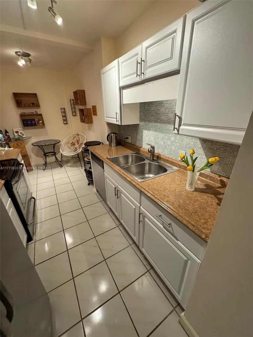 Photo of Unit 304 at 4330 Hillcrest Dr