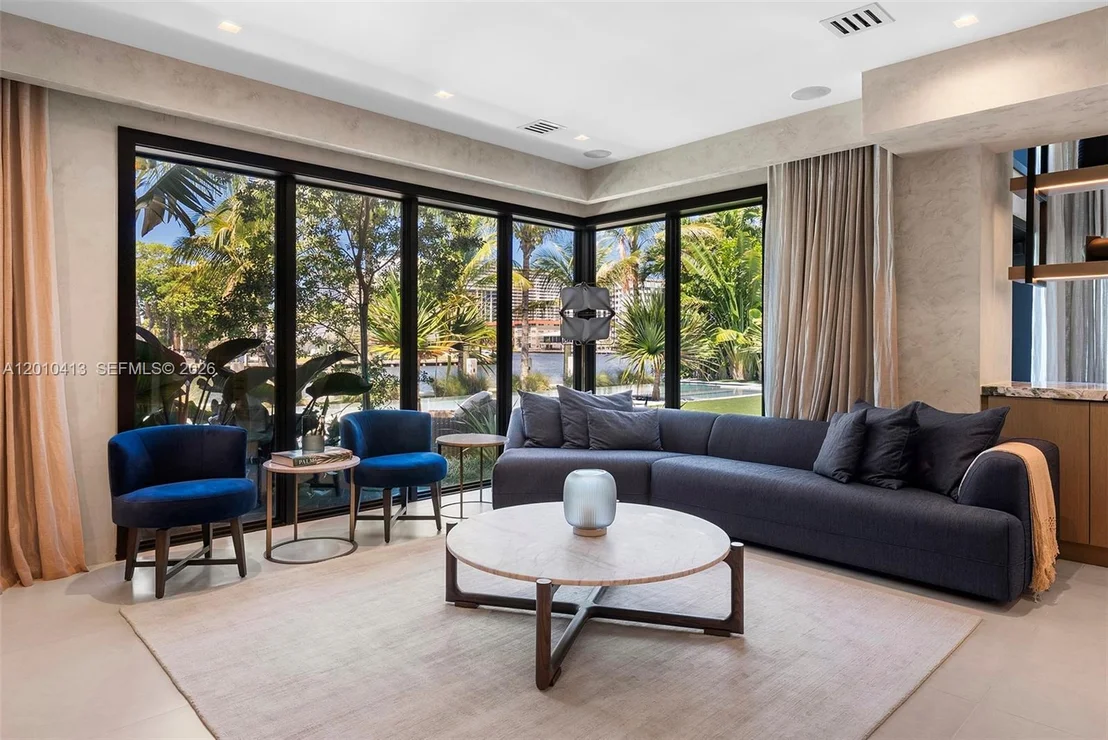 Photo of 110 Holiday Dr