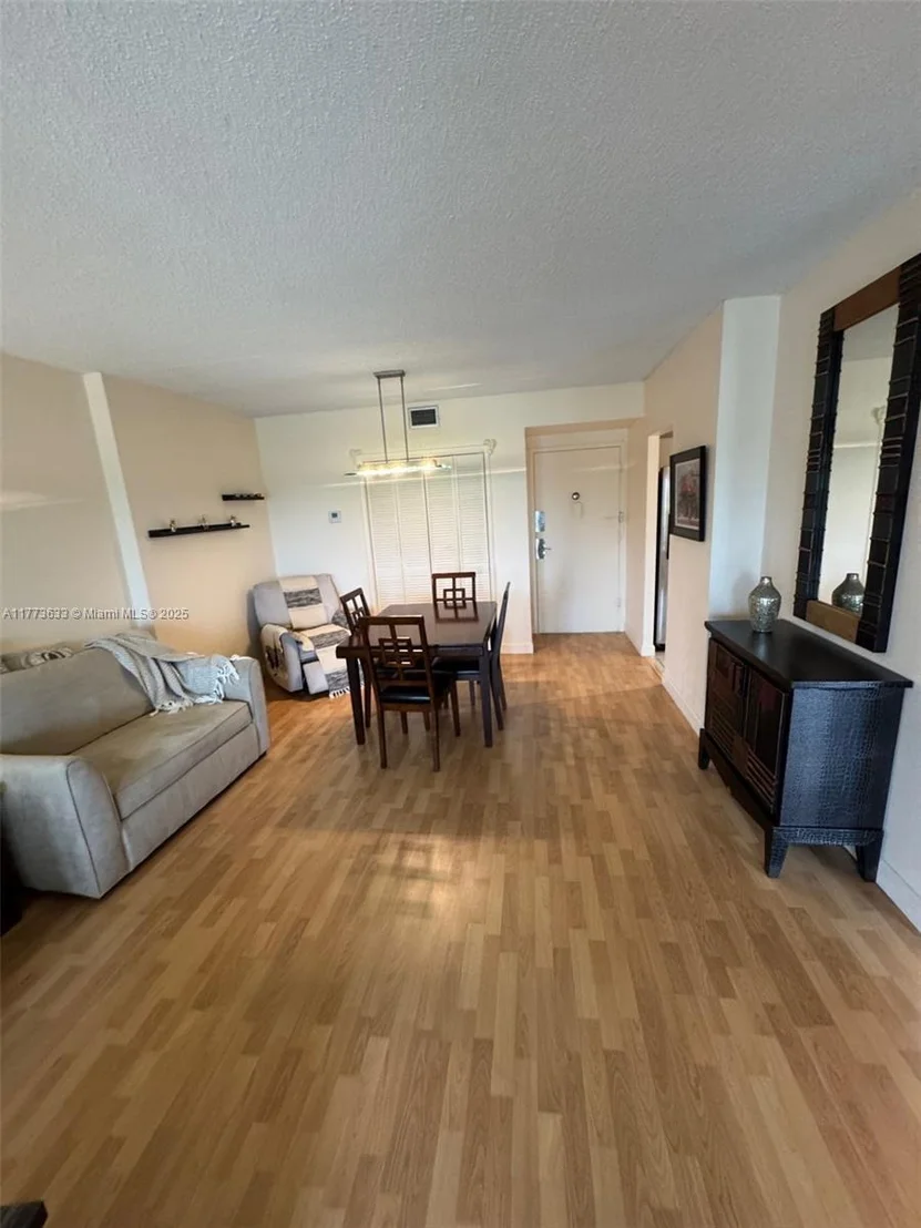 Photo of Unit 304 at 4330 Hillcrest Dr