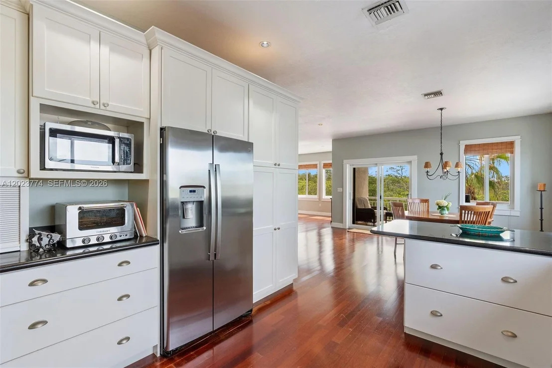 Photo of 365 Loeb ave
