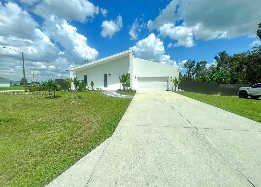Photo of 395 Pace Avenue