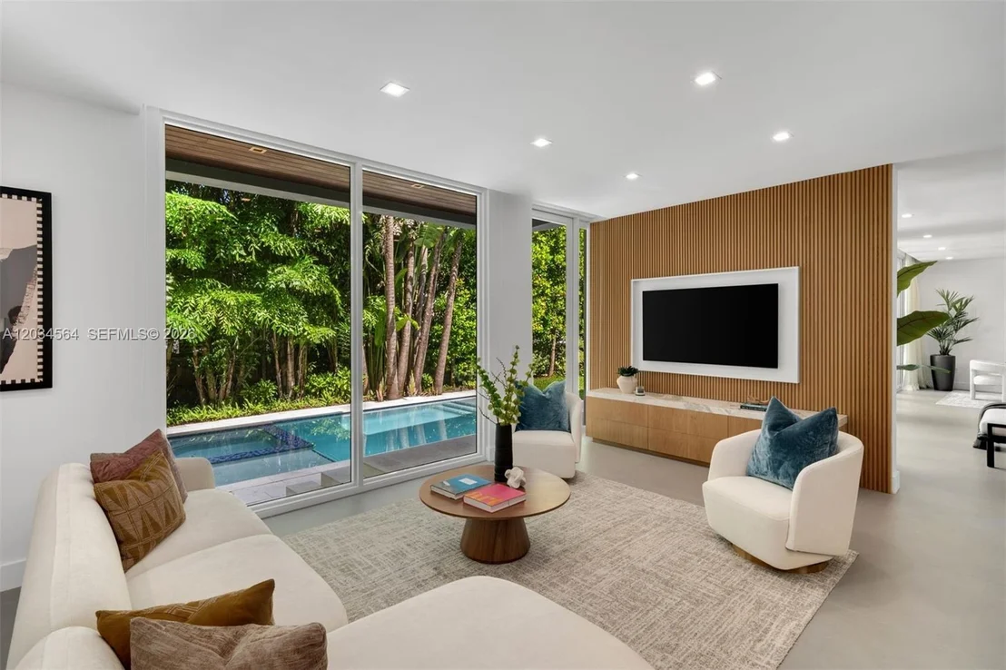 Photo of 425 Harbor Dr