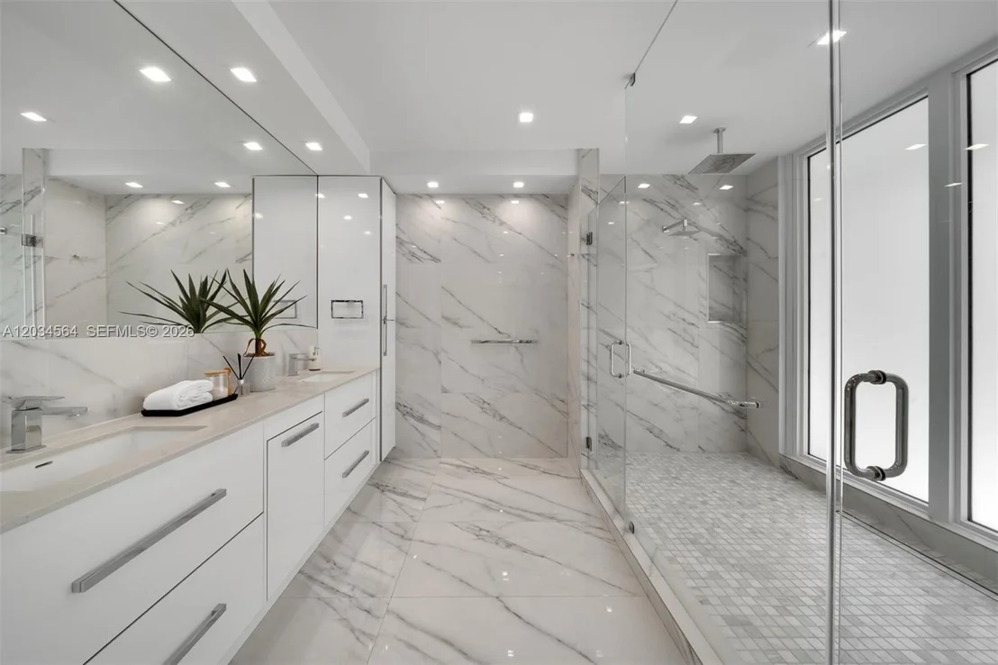 Photo of 425 Harbor Dr