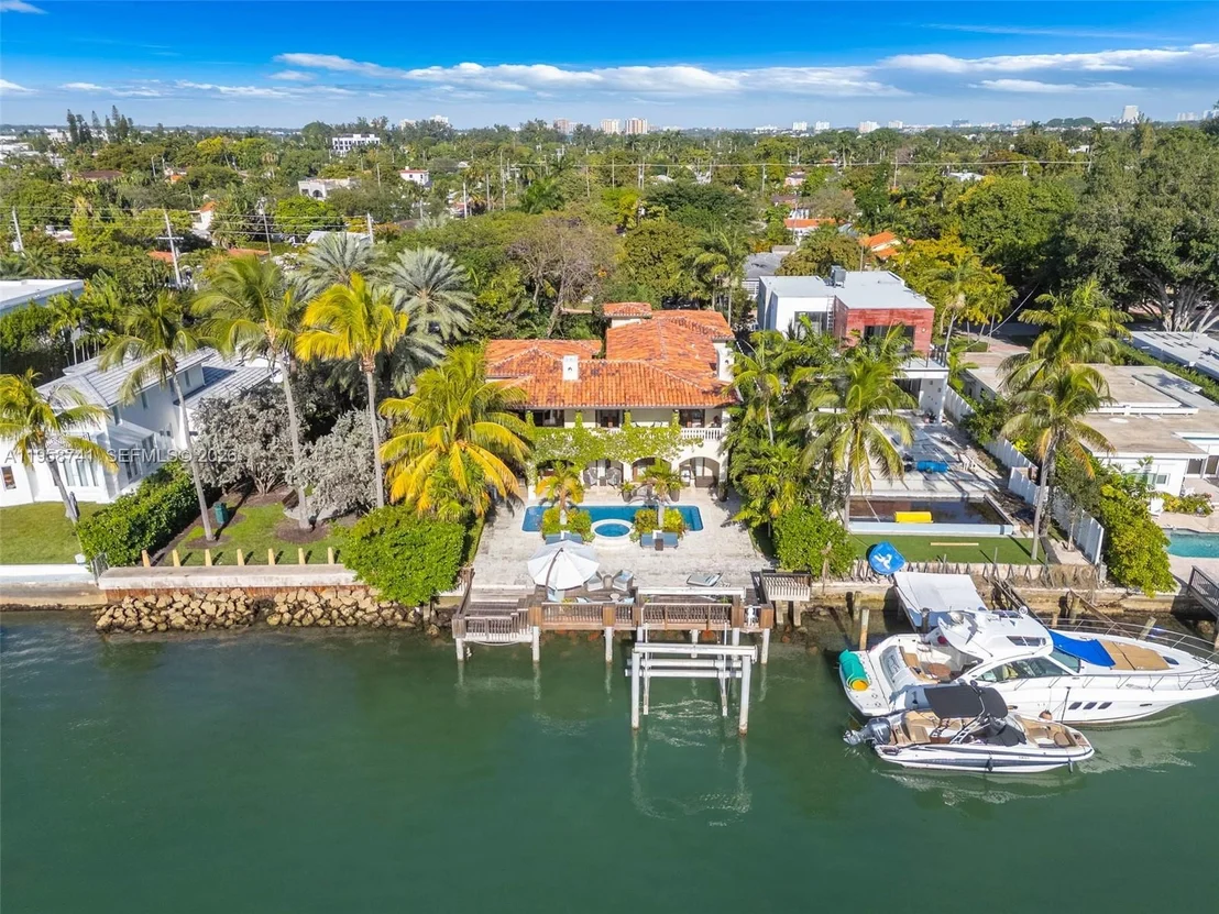 Photo of 1398 Bay Dr