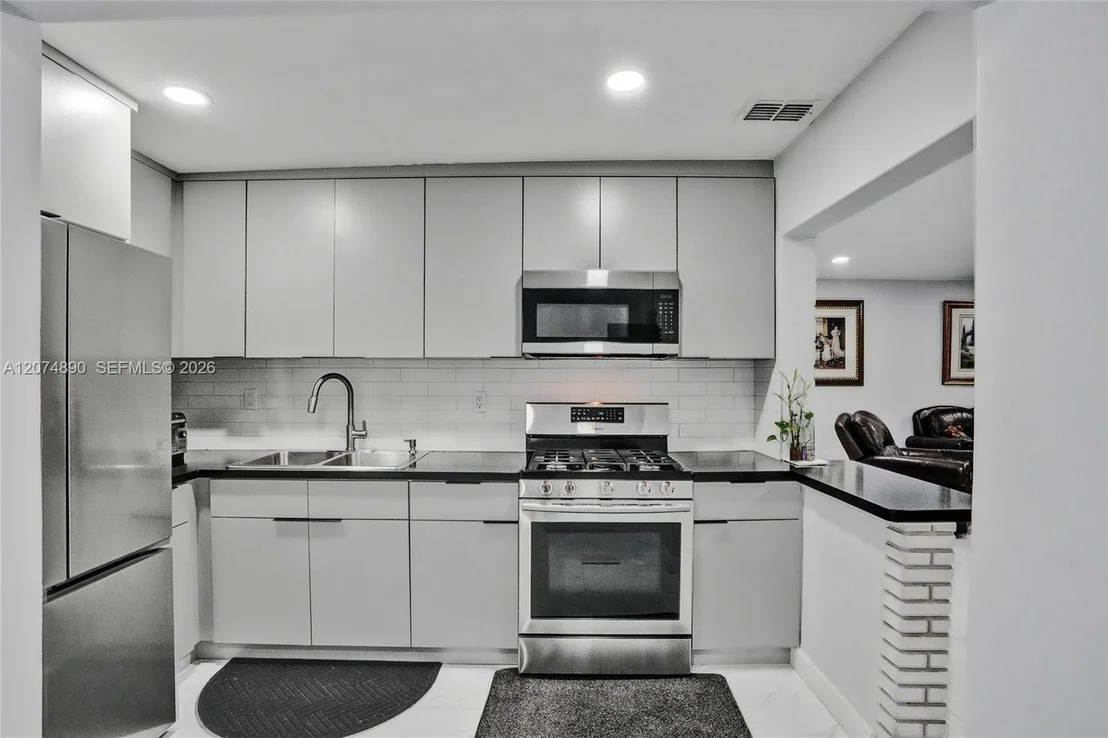 Photo of 903 W 77th St