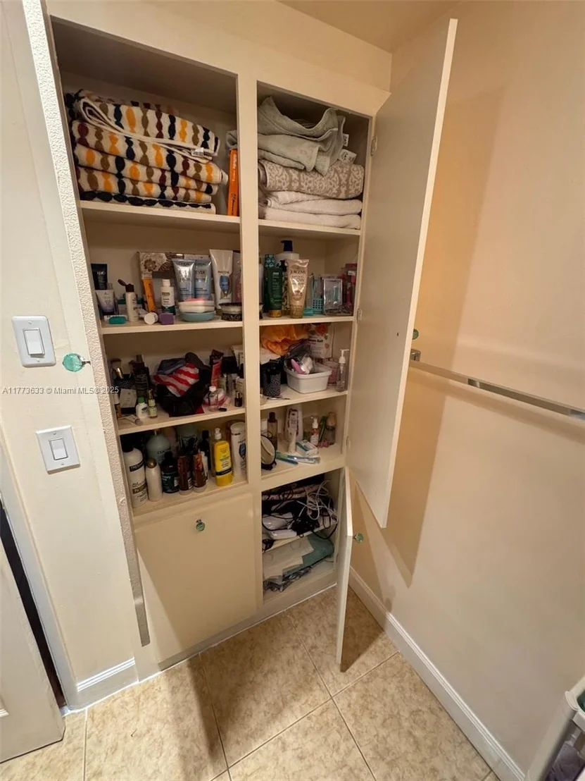 Photo of Unit 304 at 4330 Hillcrest Dr