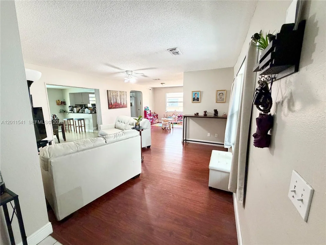 Photo of 143 VALLEY CIR