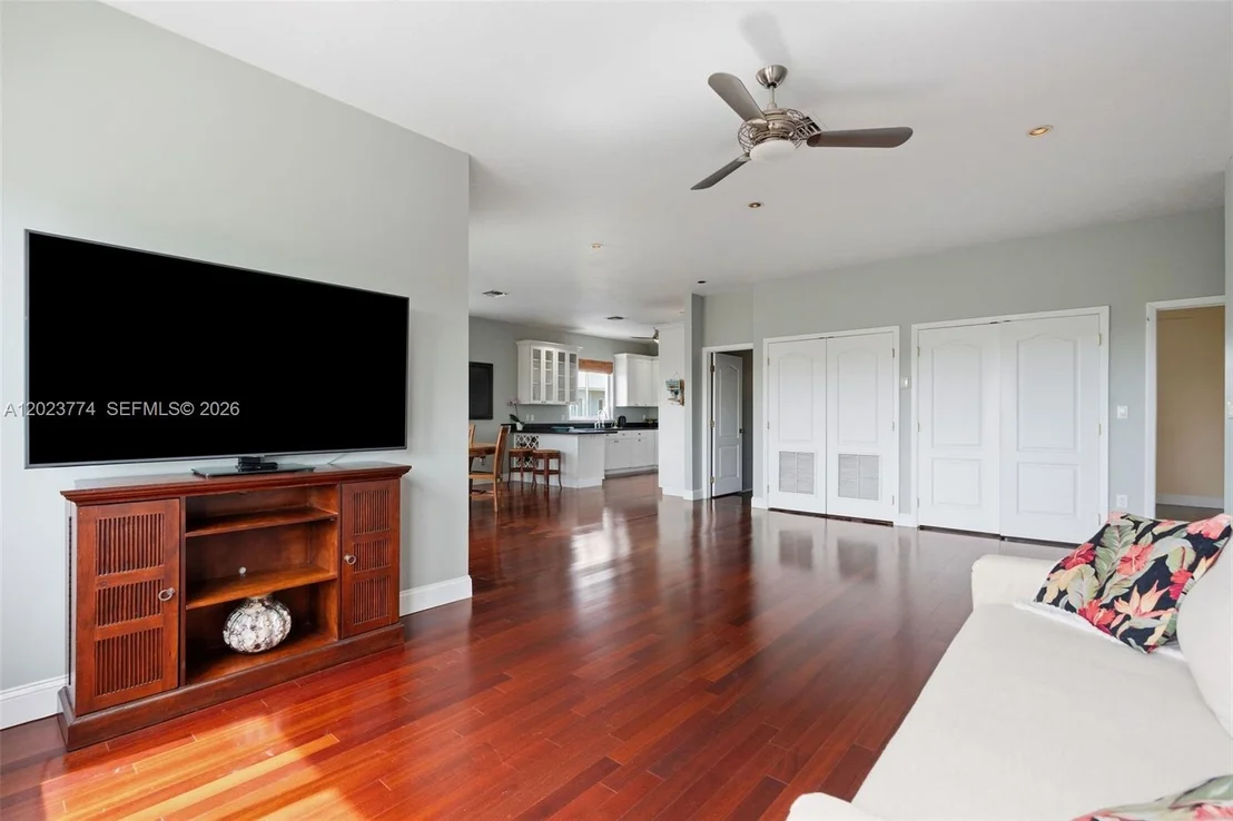 Photo of 365 Loeb ave